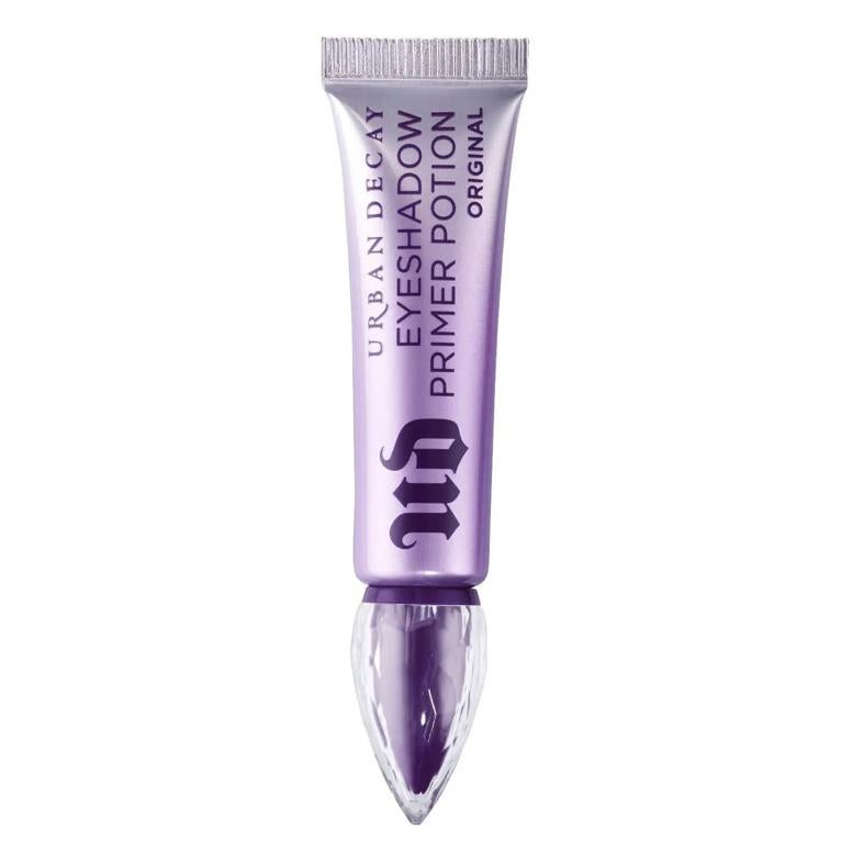 Una pre-base es fundamental en todo maquillaje. Meghan Markle gracias a consejos de sus amigas, conoció este producto de Urban Decay. Prepara los párpados para unos resultados lisos, vibrantes y de larga duración. 12,45 euros.