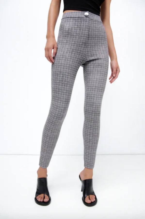 En tejido de efecto ante y gris azulado, estos leggings con estampado de cuadros de Zara son de tiro alto y vienen con cierre frontal de cremallera y botón metálico a presión. Tienen un precio de 19,95 euros y podemos encontrarlos entre las tallas XS y XXL.