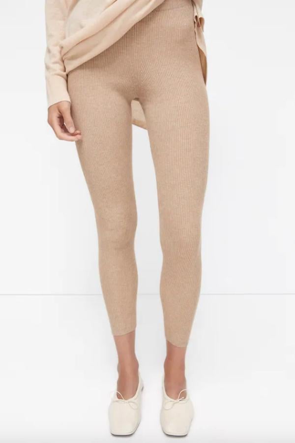 En camel claro, con cintura elástica en rib y tiro alto, estos leggings de Zara tienen un precio de 19,95 euros y están disponibles en las tallas S, M y L. 