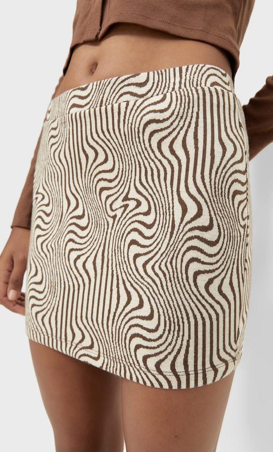 En color piedra con estampado de cebra, esta minifalda de punto y cinturilla elástica es de Stradivarius y tiene un precio de 15,99 euros. Podemos encontrarla entre las tallas XS y XL. 