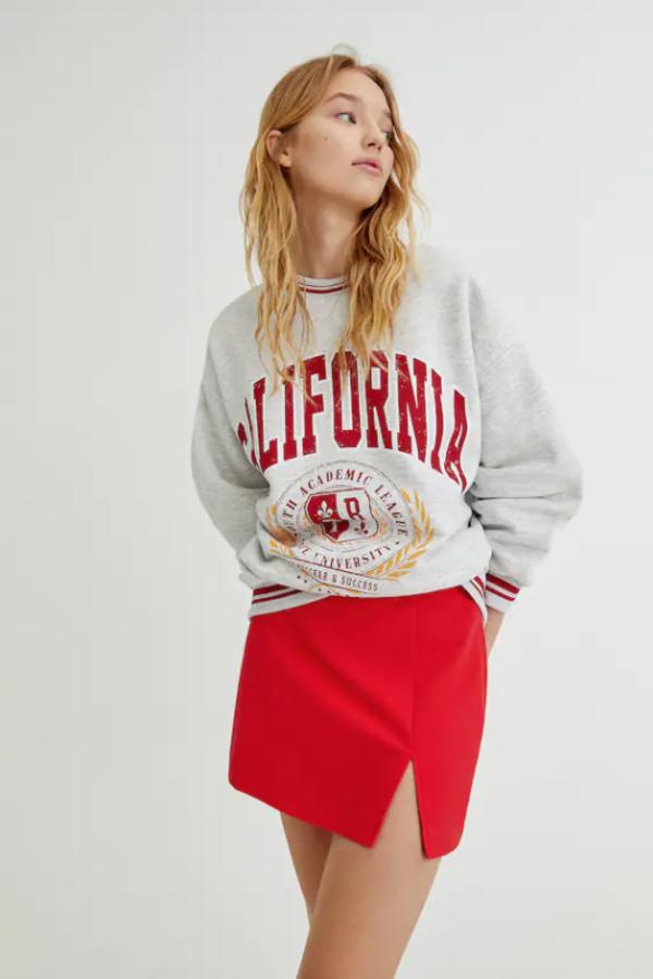 Con la siempre apetecible abertura lateral, y cierre de cremallera oculta, esta minifalda de Pull&Bear está disponible en color rojo, blanco y negro y cuesta 14,99 euros. Está disponible entre las tallas XS y XL. 