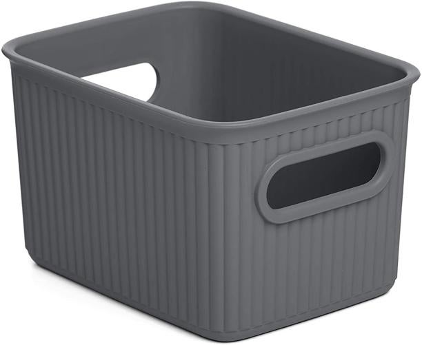 Caja organizadora con asas en color gris. Está disponible en multitud de tamaños y colores. Cuesta tan solo 1,99 euros.