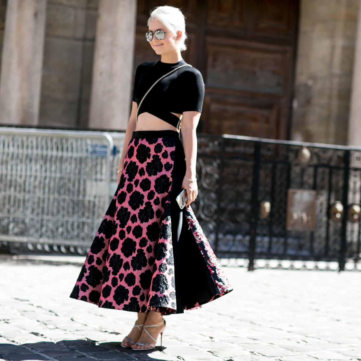 Pincha en la imagen para descubrir los looks con camisa blanca y falda midi negra que son perfectos para un look de oficina clásico e infalible.