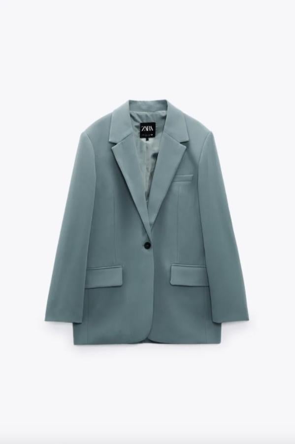 De tiro medio, con bolsillos laterales y detalle de pinzas en el frontal, estos pantalones de tiro medio en verde botella a juego con la blazer cuestan 29,95 euros y están disponibles entre las tallas XS y XL. 