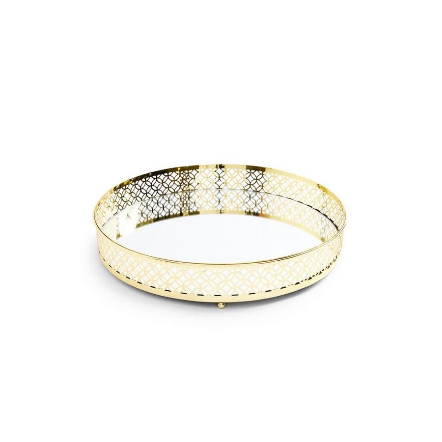 Bandeja de color dorado con espejo en la parte inferior (7 euros).