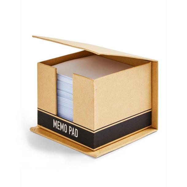 Bloc de notas de cartón para añadir en la zona del escritorio (3,50 euros).