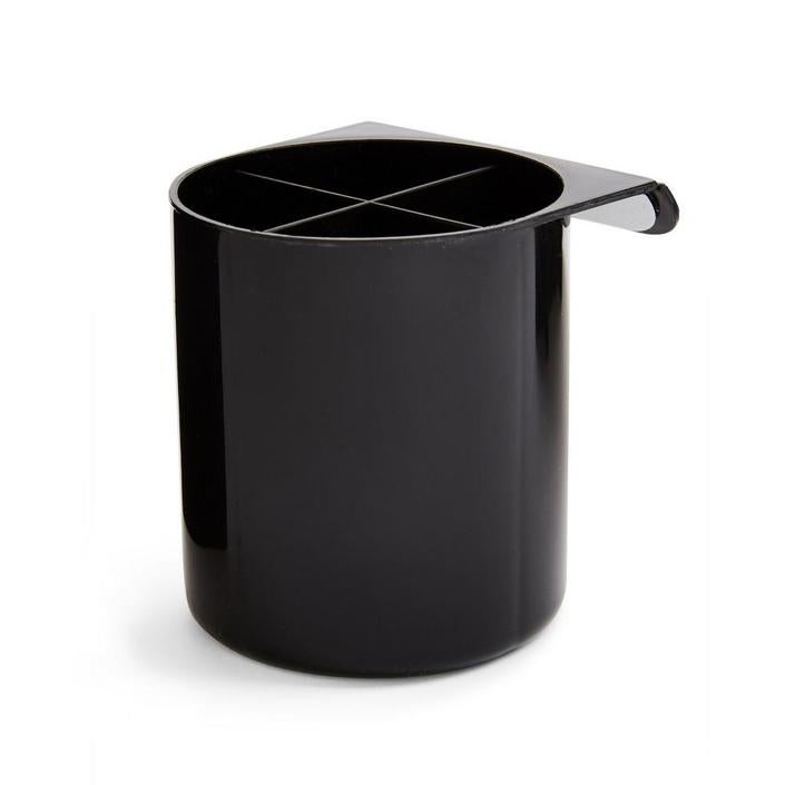 Portalápices en color negro con compartimentos (1,50 euros).