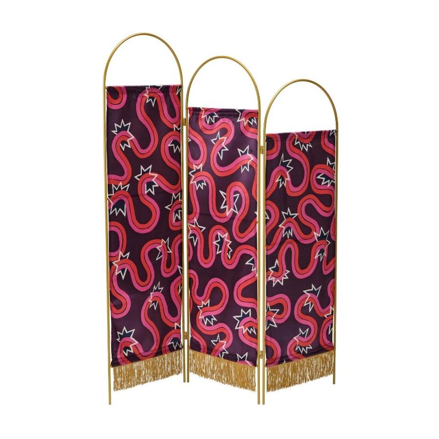 Biombo de acero con revestimiento de tela y flecos en color dorado (49 euros).