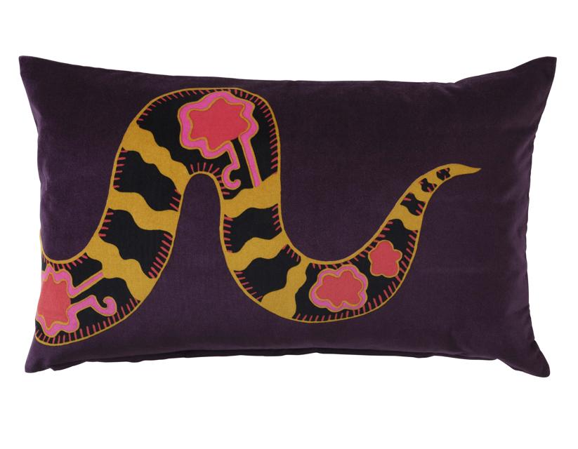 Funda de cojín con tejido de terciopelo y motivo de serpiente (13 euros).
