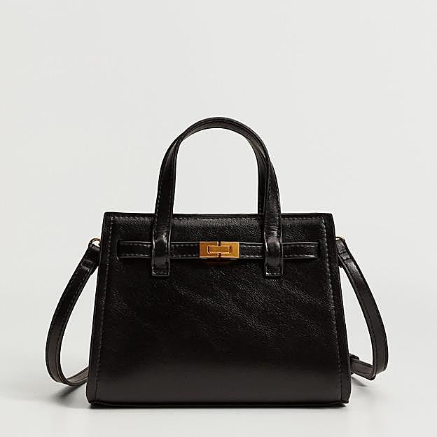 Imagen principal - Los complementos se posicionan en un discreto segundo plano, apostando por el elegante y atemporal color negro. Mini bolsos de mano con asa larga de Mango (19,99 euros) y cinturón negro con hebilla dorada de Mango (15,99 euros). Los vaqueros, por su parte, apuestan por el azul oscuro, el corte recto y la pernera ancha. Tejanos de la nueva colección de otoño de Mango (29,99 euros) 