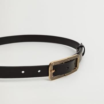 Imagen secundaria 1 - Los complementos se posicionan en un discreto segundo plano, apostando por el elegante y atemporal color negro. Mini bolsos de mano con asa larga de Mango (19,99 euros) y cinturón negro con hebilla dorada de Mango (15,99 euros). Los vaqueros, por su parte, apuestan por el azul oscuro, el corte recto y la pernera ancha. Tejanos de la nueva colección de otoño de Mango (29,99 euros) 