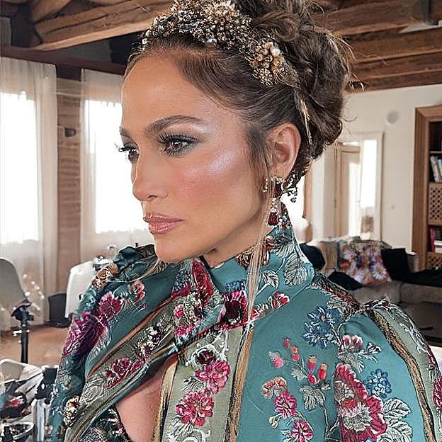 Qué manicura elegir a los 50 para rejuvenecer las manos maduras y ser la MÁS elegante: la francesa larga de Jennifer López