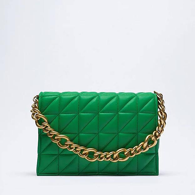 Bolso hombro acolchado con cadena de Zara. 29,95 euros