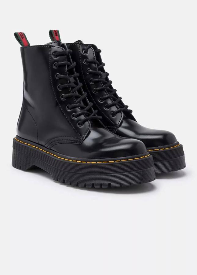 La marca española Brownie tiene una bota de piel acordonada en color negro. Cuenta con una plataforma y una cinta en la parte trasera. Cuesta 99,90 €.