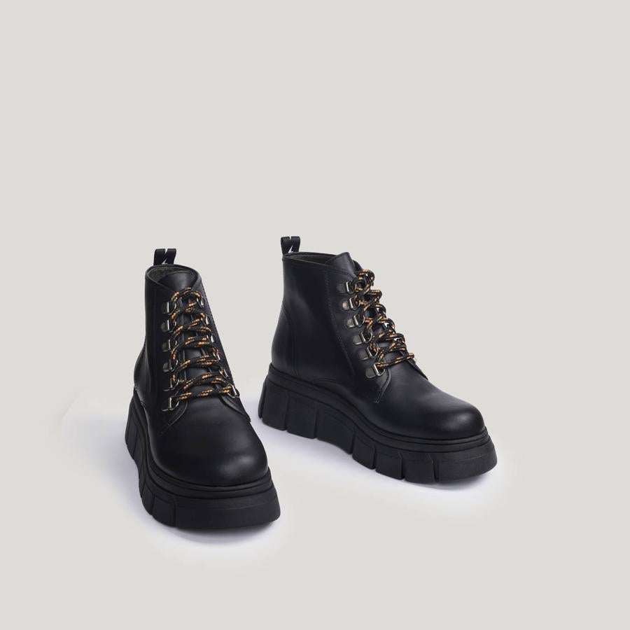 El Botín Berta, de Bryan Stepwise, es de caña baja y tiene una cinta en la parte trasera con motivos de rayos. Aunque su precio era de 74,90 €, está rebajado a 54,90 €.