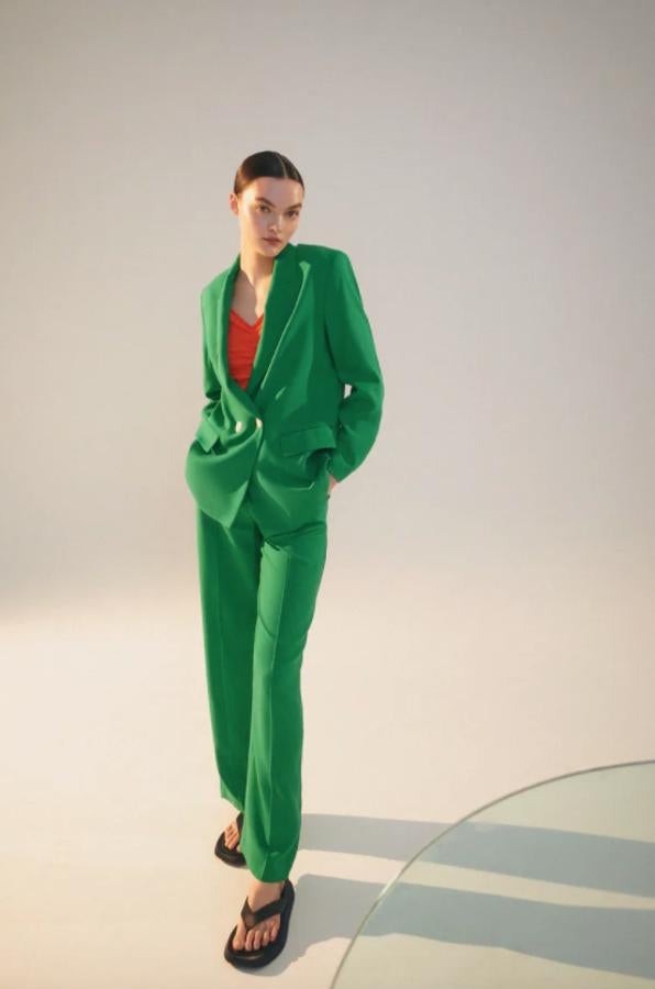 Con bolsillos delanteros con solapa y de vivo en la pechera, esta blazer de cierre frontal cruzado con botones a contraste en blanco tiene cuello de solapa con muesca, hombros marcados y mangas largas. Tiene un precio de 49,95 euros y está disponible entre las tallas XS y L. 