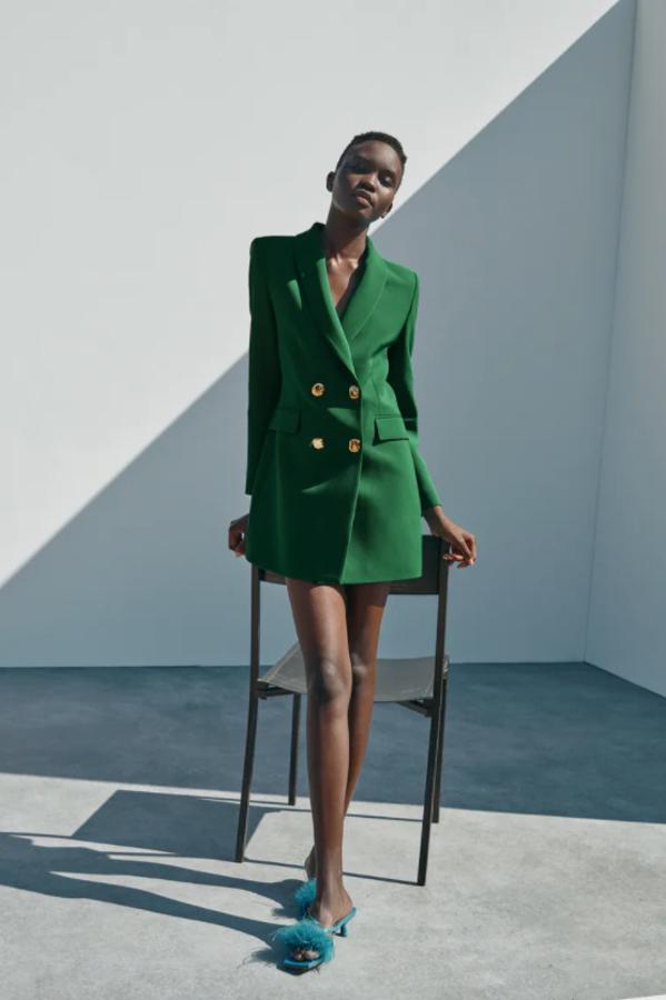 De diseño largo, con cuello de solapa, mangas largas y hombros marcados, esta blazer viene con bolsillos delanteros de solapa y botonadura metálica cruzada. Podemos encontrarla entre las tallas XS y XL por 49,95 euros.