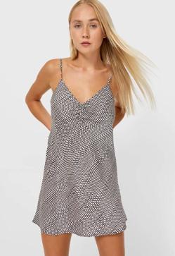 Imagen secundaria 2 - El vestido corto tiene un precio de 17,99 €