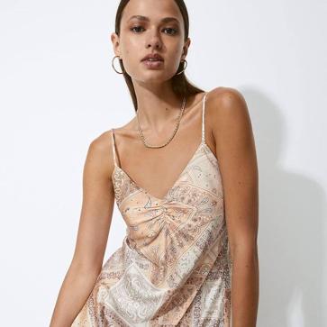 Imagen secundaria 1 - El vestido corto tiene un precio de 17,99 €