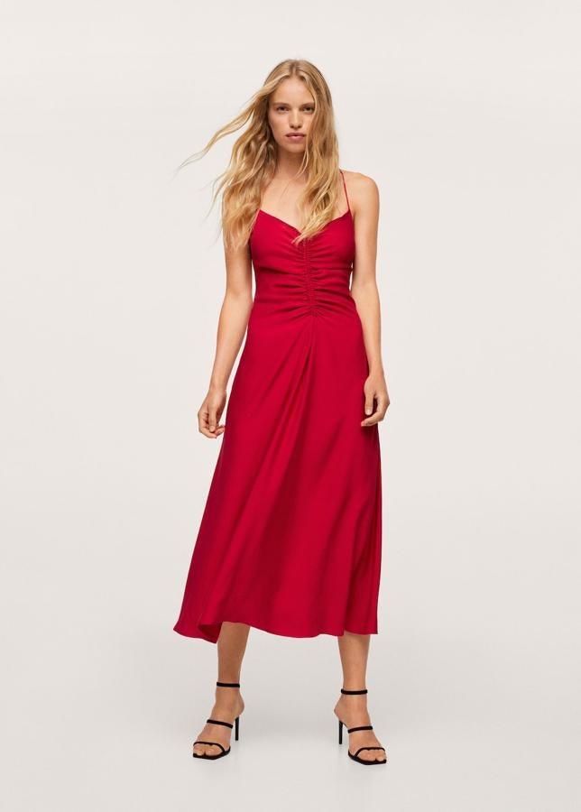 Aunque el verano suele ser temporada alta para las bodas, finales de septiembre y octubre son cada vez más populares. Este vestido rojo te solucionará tu look de invitada otoñal. Vestido de tirantes en color rojo con drapeado de Mango (39,99 euros)