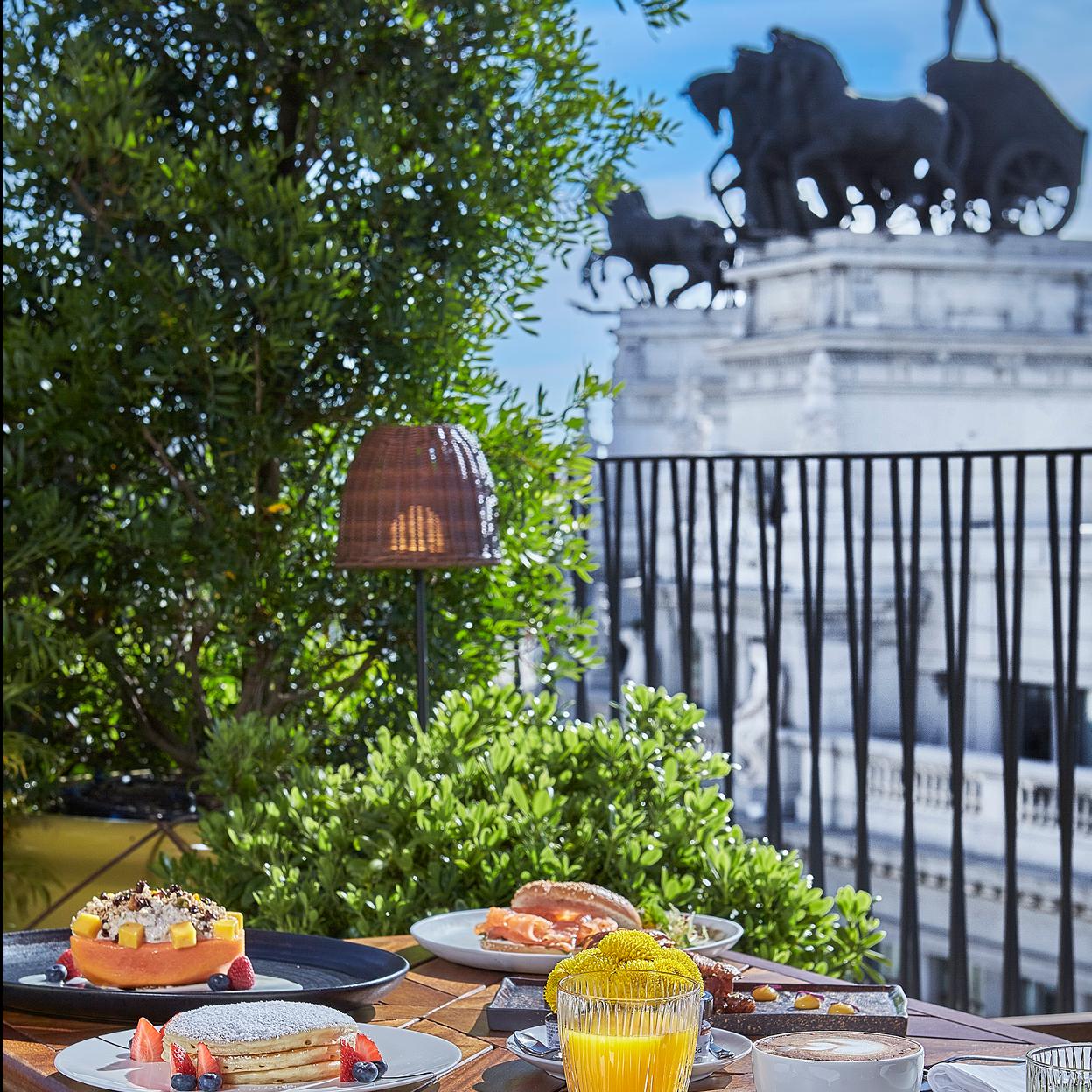 Desayuno en Dani, en la terraza del Four Seasons Hotel Madrid.