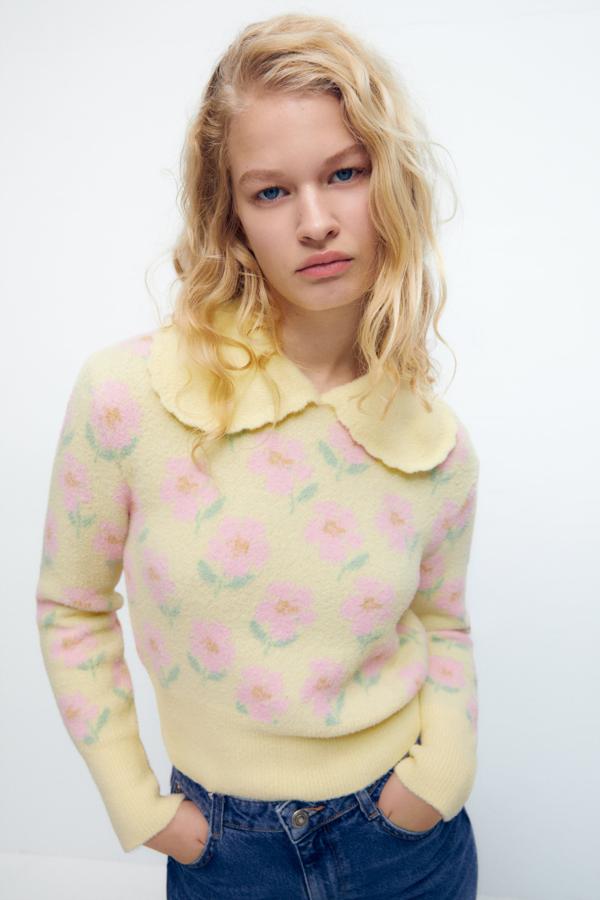 Este otoño, los jerséis se llevarán estampados y en tonos pastel. Este diseño de color amarillo con flores en tonos rosas tiene todas las papeletas de convertirse en un éxito de ventas. Jersey con cuello bobo de Zara (25,99 euros) 