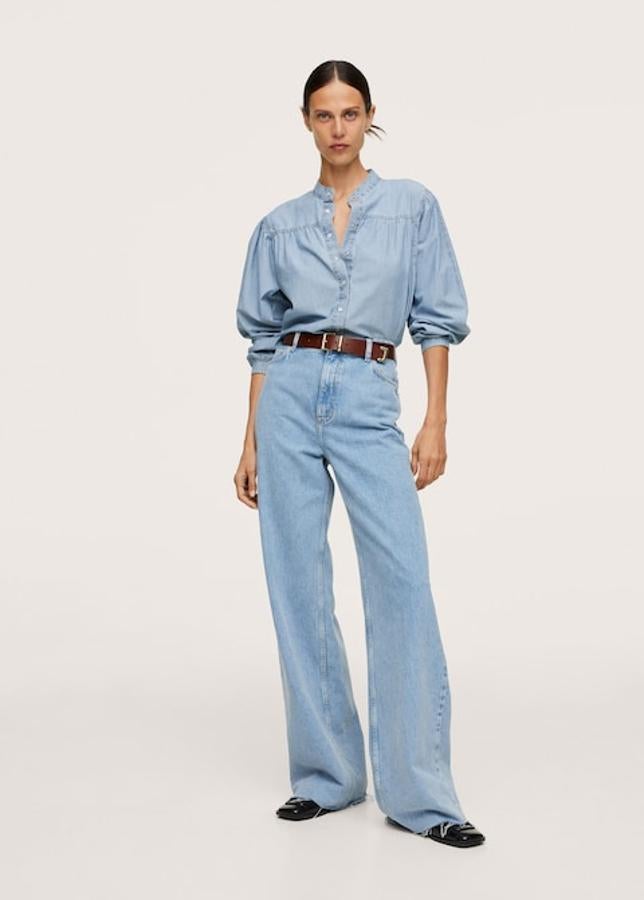En Mango han apostado por el azul claro para esta camisa de diseño recto y cuello mao confeccionada en algodón estilo denim que tiene mangas largas abullonadas y puños abotonados. Con cierre de botones en efecto nácar, cuesta 29,99 euros y está disponible entre las tallas XXS y XL. 