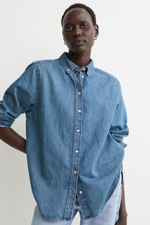 Azul denim para esta camisa de algodón lavado grueso con cuello americano, cierre de botones frontal y canesú con trabilla en la espalda. Las mangas largas acaban en puños sencillos y tiene el bajo asimétrico redondeado. Cuesta 24,99 euros y está disponible entre las tallas XS y XXL.