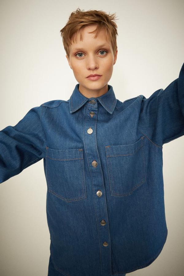Con bolsillos de plastrón en la pechera, esta camisa denim de algodón grueso con cuello, botones frontales y canesú con trabilla en la espalda es de H&M y viene con mangas largas con puños sencillos y bajo redondeado. Con un precio de 39,99 euros, está disponible entre las tallas XS y XL.