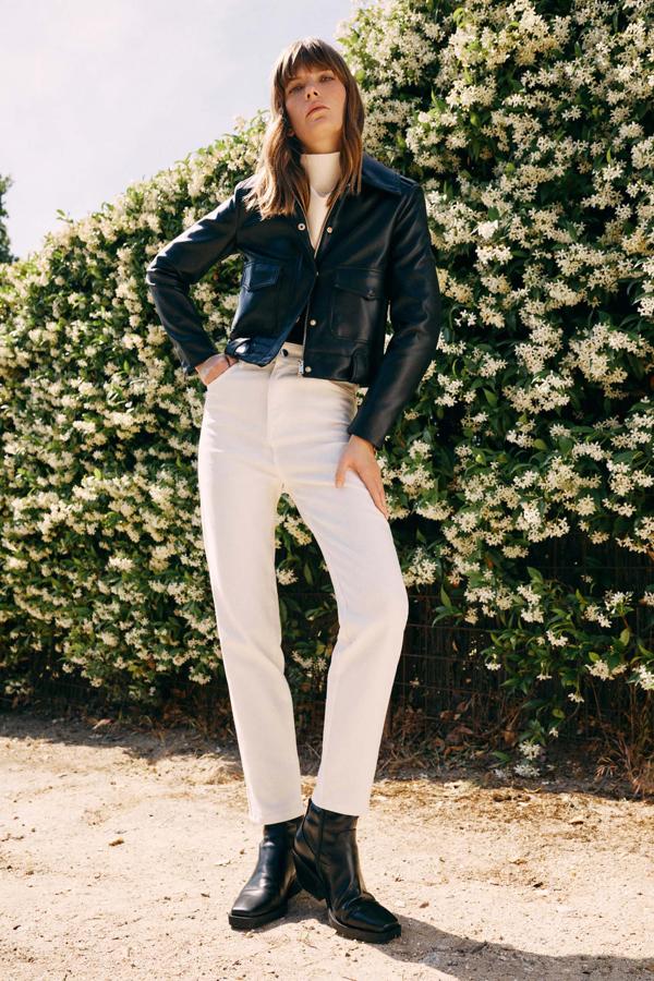 Diseño cropped para esta chaqueta en efecto piel con cuello camisa, cierre frontal de cremallera y botones snaps y bolsillos de plastrón con solapa y botón. Disponible en las tallas S, M y L, cuesta 39,99 euros. 