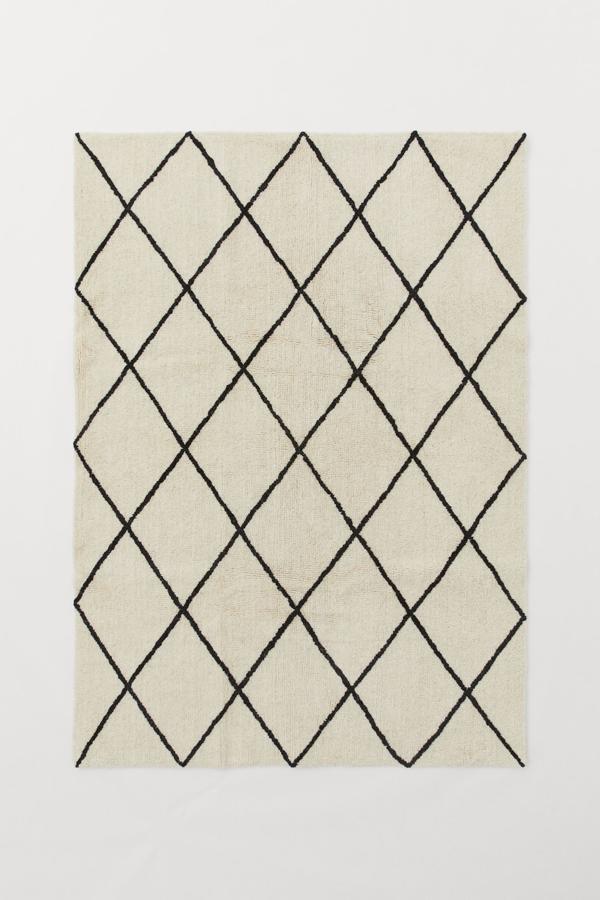 En mezcla de lana y algodón, esta alfombra de pelo corto en color beige y estampado tiene una medida de 140x200 centímetros y tiene un precio de 179 euros.