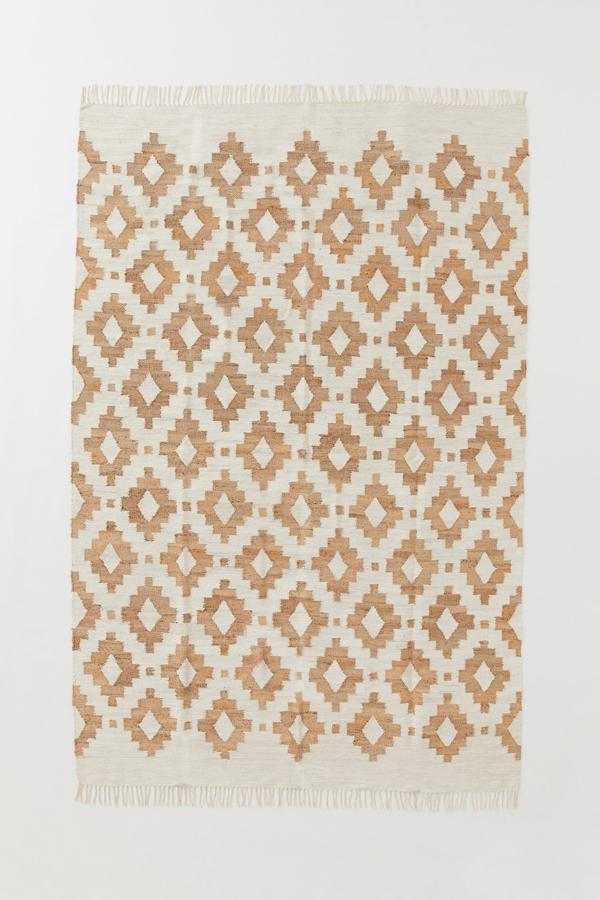 Confeccionada en yute con algodón reciclado en la trama, esta alfombra estampada reversible mide 80x140 centímetros y tiene un precio de 69,99 euros.