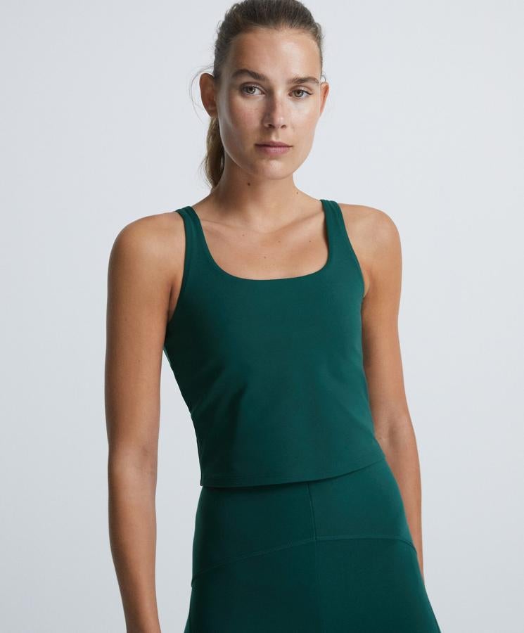 Disponible en verde botella o en negro, esta camiseta de tirantes con top interior con malla cuenta con tejido de alta resistencia con protección solar y tiene un precio de 19,99 euros.