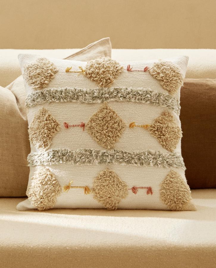 Con diferentes texturas y colores con formas de rombo, esta funda de cojín mide 45x45 centímetros y tiene un precio de 35,99 euros.