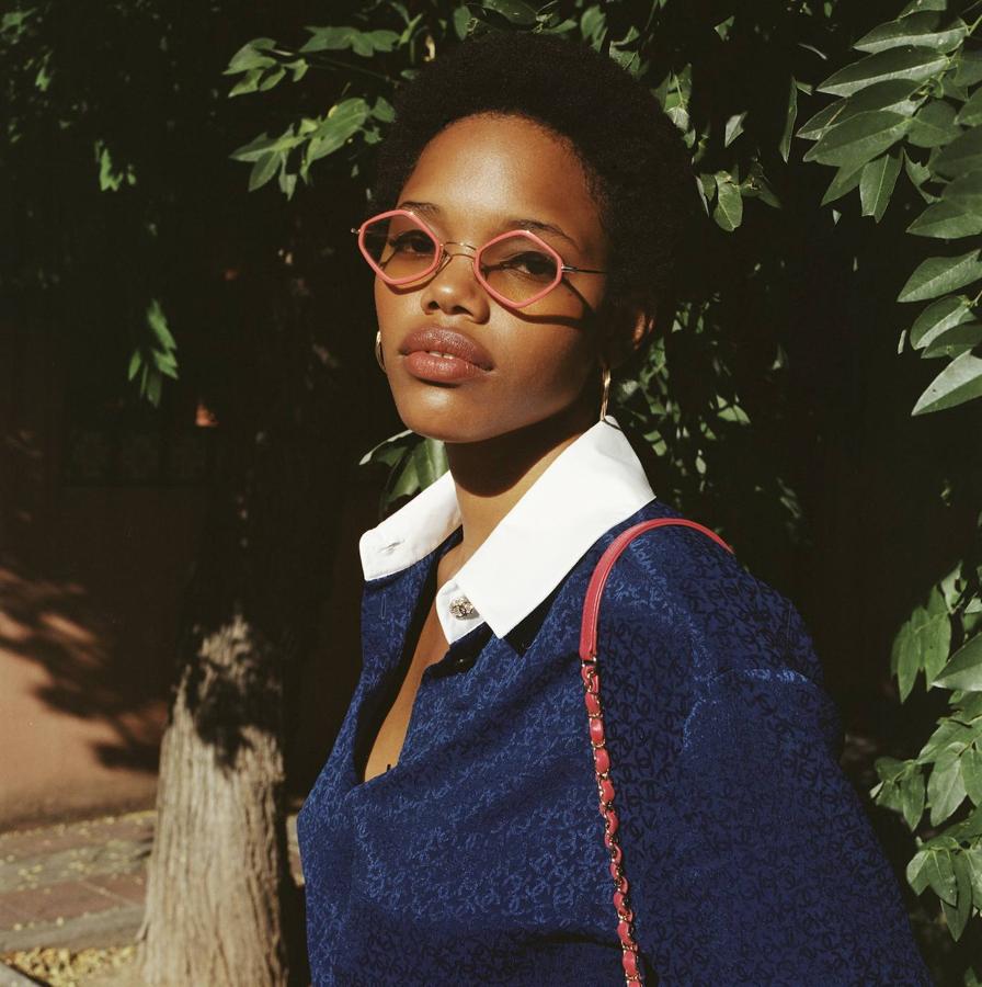 Blusa y bolso, ambos de Chanel; gafas de sol, de Eyepetizer; y pendientes de Wempe.