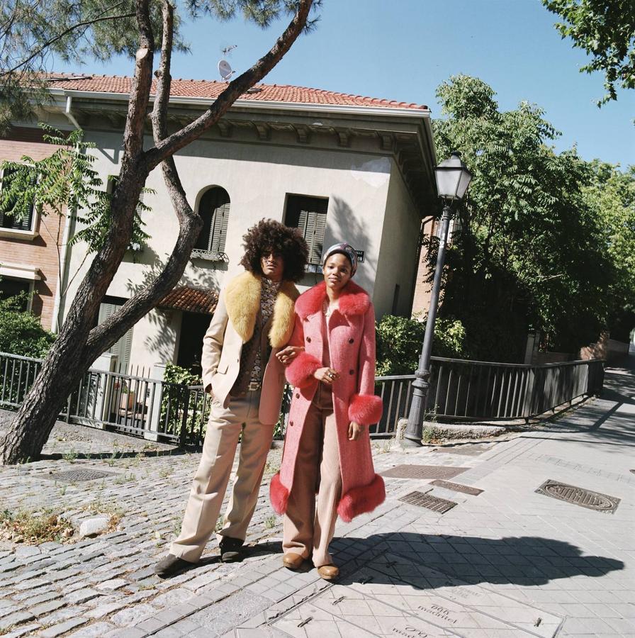 Ella lleva abrigo con pelo, de Cyrana; chaleco de punto y pantalón de pana, ambos de Lebor Gabala; pañuelo en la cabeza, de Bvlgari; collar y zuecos, ambos de Zara; y anillo de Unode50. Él viste traje, jersey de cuello alto y rebeca, todo de Sandro; cinturón de Zara; bufanda de pelo, de Cyrana; y zuecos de Birkenstock.