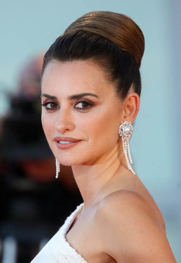 Penélope, de nuevo vestida de Chanel, no arriesgó ni con maquillaje ni con el peinado. Un moño alto coronaba el look, elegante y sencillo a partes iguales.