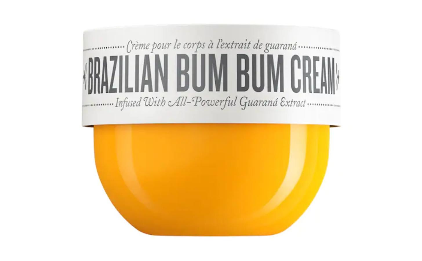 La crema brasileña Bum Bum está enriquecida con una mezcla que deja la piel irresistible al tacto y que contiene manteca de copoazú (de extraordinario poder nutritivo), asaí (un potente antioxidante) y aceite de coco (de propiedades superhidratantes). Numerosas cremas brasileñas incluyen en su fórmula un ingrediente secreto: el guaraná, una planta originaria del Amazonas cuyo fruto contiene cafeína en estado puro, lo que la convierte en una de las más potentes del planeta. Su textura de rápida absorción contiene un pizca de mica, lo que añade un sutil toque de luminosidad a la piel. Además, la fórmula deja la piel lisa y firme. Encuéntrala en Sephora por 29,99 euros.