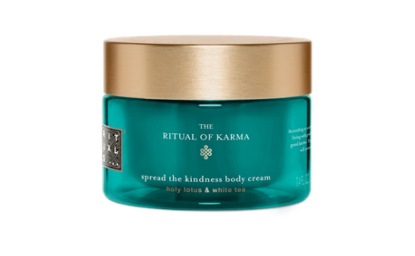 Dentro de Rituals, expertos en terapias de sensaciones a través de la piel y los aromas, nos decantamos esta vez por la gama The Ritual of Karma, enriquecida con extracto de loto sagrado y té blanco ecológico. Disfruta con este bálsamo en crema de una deliciosa experiencia aromática que al mismo tiempo hidrata y suaviza la piel delicadamente. La puedes encontrar en Sephora por 18,99 euros.