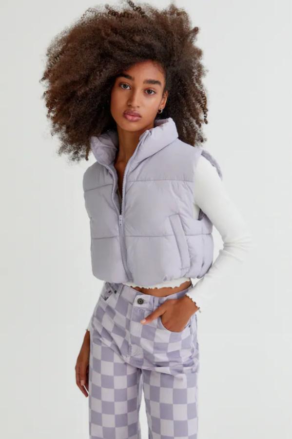 Diseño cropped en negro, malva o crudo para este chaleco acolchado de Pull&Bear con bolsillos laterales, cuello alto y cierre frontal con cremallera. Podemos comprarlo por 19,99 euros. 