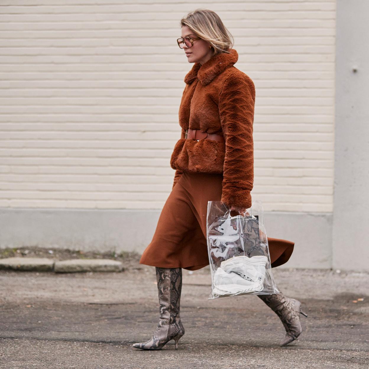 Pincha en la imagen para descubrir las faldas midi que acaban de llegar a las tiendas y son perfectas para tus estilismos de entretiempo.