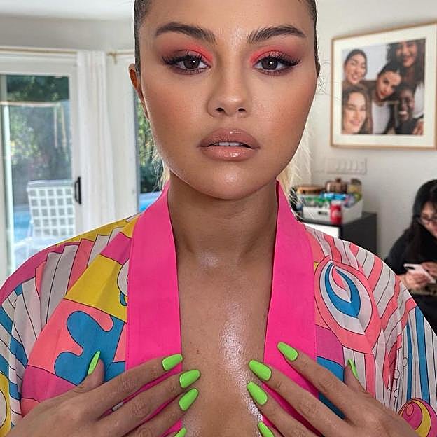 Los trucos de las famosas para hacerte la manicura en casa y que parezca que es de salón profesional