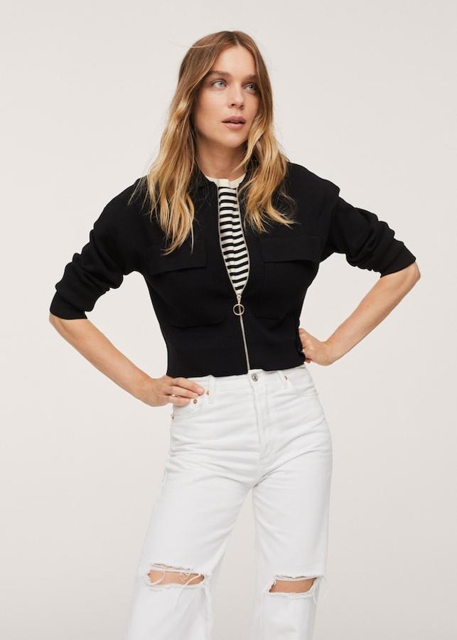 Confeccionada en punto fino y en diseño cropped recto, esta chaqueta de punto de Mango viene con cuello clásico y dos bolsillos de plastrón con solapa en la pechera. Tiene terminaciones de canalé y cierre de cremallera frontal, un precio de 49,99 euros y está disponible entre las tallas XS y XL. 