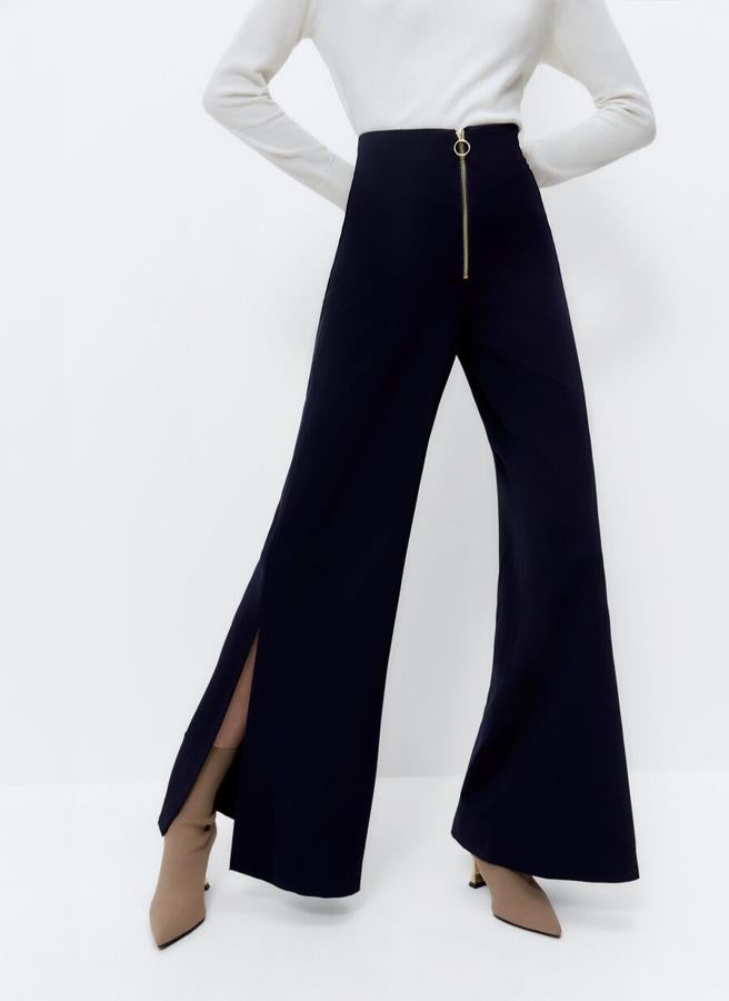 Otro básico que nos sienta de maravilla es este pantalón negro de Uterqüe confeccionado en tejido calado. De diseño ceñido y con cierre frontal de cremallera, tiene aberturas laterales en el bajo y cuesta 89 euros. Está disponible entre las tallas XS y L.