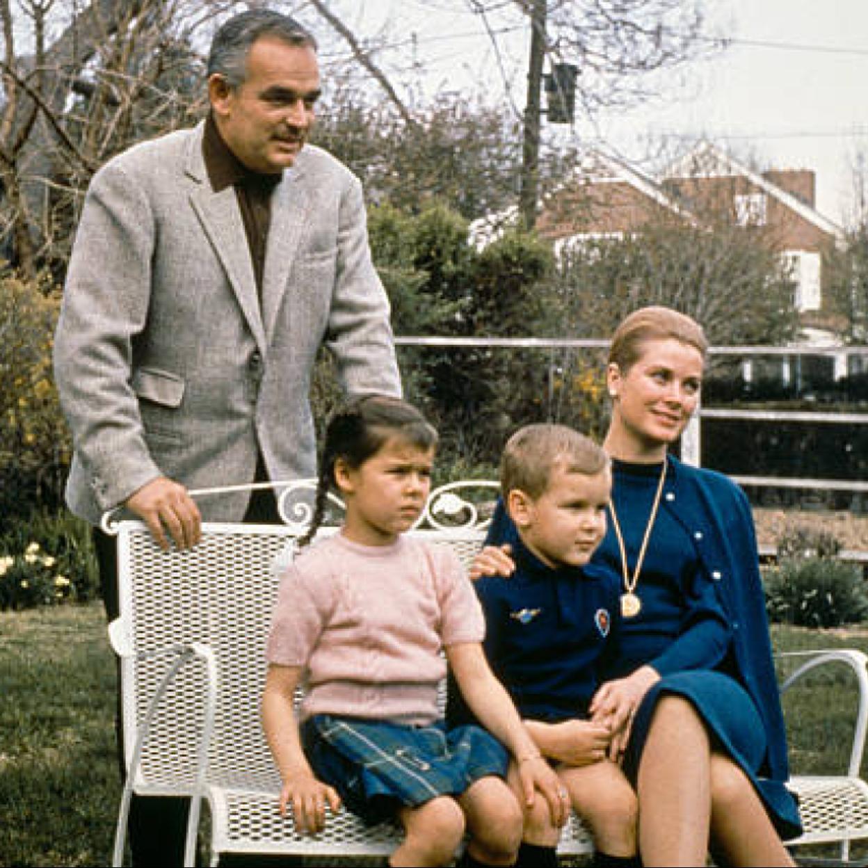 Pincha para ver como Carolina de Mónaco ya llevó todas las tendencias del otoño hace más de 30 años: los looks royal que querrás copiar esta temporada