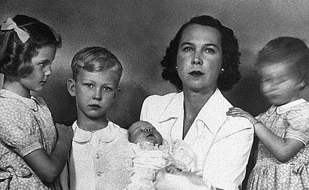 La reina tuvo 4 hijos Víctor Manuel de Saboya, María Gabriela de Saboya, María Beatriz de Saboya y María Pía Elena de Saboya.