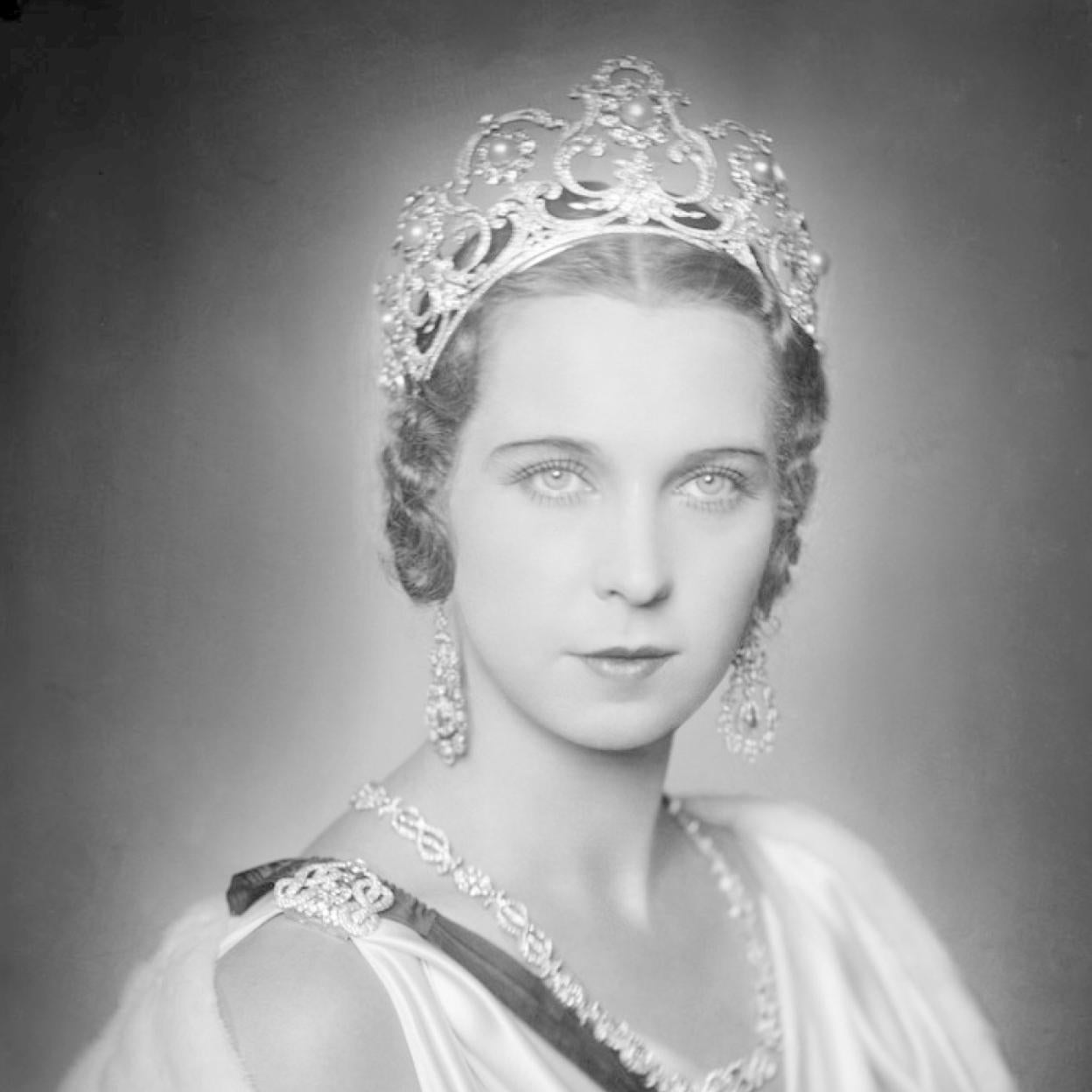 Pincha para ver la historia detrás de las 15 tiaras más impactantes de la realeza: de Doña Letizia a la reina Isabel II.