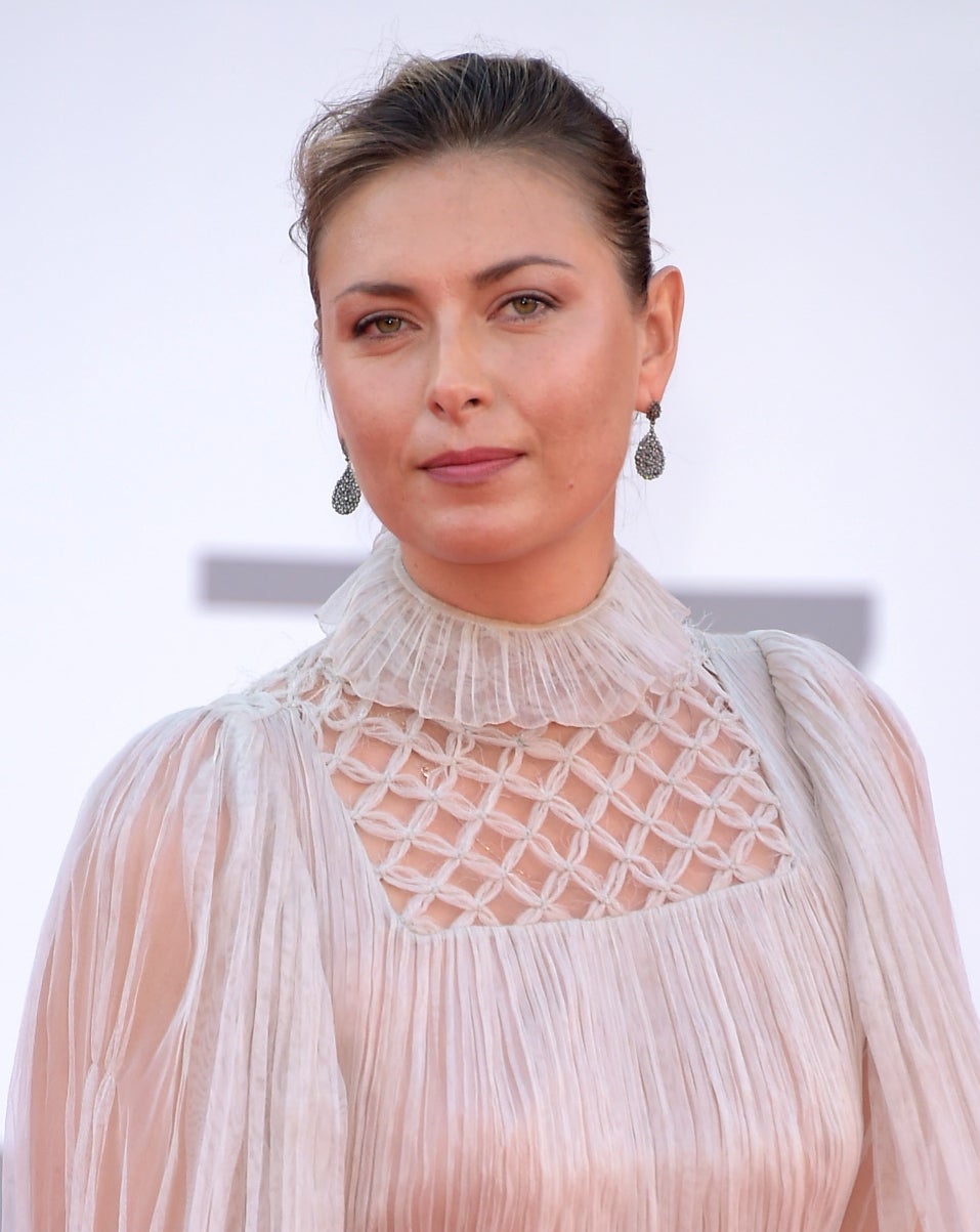 La ex jugadora de tenis profesional, María Sharápova no quiso arriesgar en su beauty look. Potenció sus facciones con un colorete suave, cejas arqueadas y un pintalabios con matices rosados. Consigue favorecer su tono de piel. 