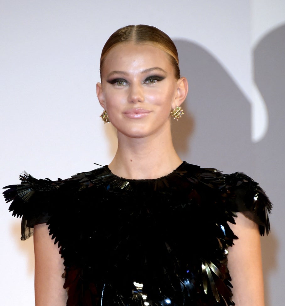 Está claro que la modelo Margherita Buoncristiani acertó en su beauty look. Ella conoce que los ojos ahumados son tendencia en la red carpet y ella apostó por un recogido para potenciar su mirada atrevida. Los labios brillantes y con tono nude de la modelo crean un maquillaje jugoso y único. 