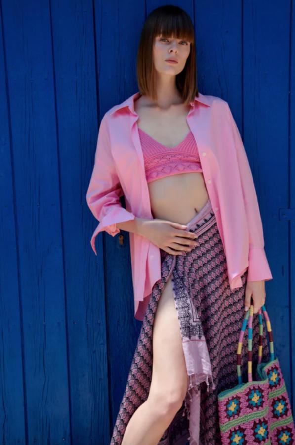 Otra de las propuestas de Zara es esta bonita camisa de cuello solapa con mangas largas y cierre frontal con botones que cuesta 19,95 euros. Podemos encontrarla entre las tallas XS y XXL.